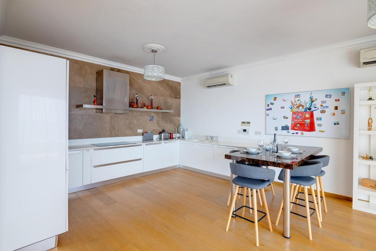 Seafront Apartment In Sliema With Pool, Upmarket Complex المظهر الخارجي الصورة