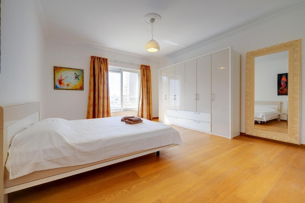 Seafront Apartment In Sliema With Pool, Upmarket Complex المظهر الخارجي الصورة