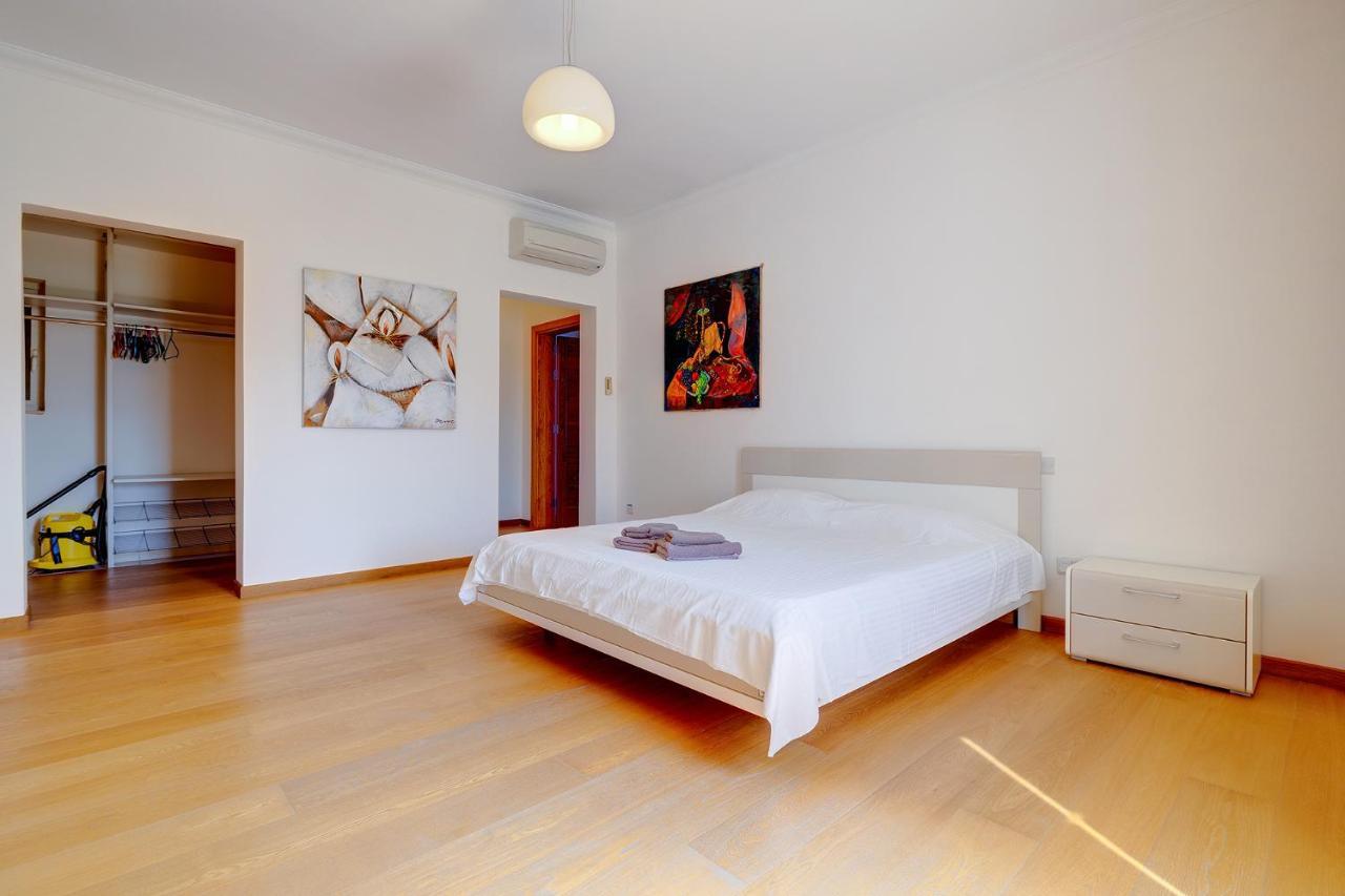 Seafront Apartment In Sliema With Pool, Upmarket Complex المظهر الخارجي الصورة