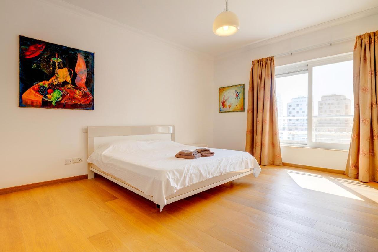 Seafront Apartment In Sliema With Pool, Upmarket Complex المظهر الخارجي الصورة