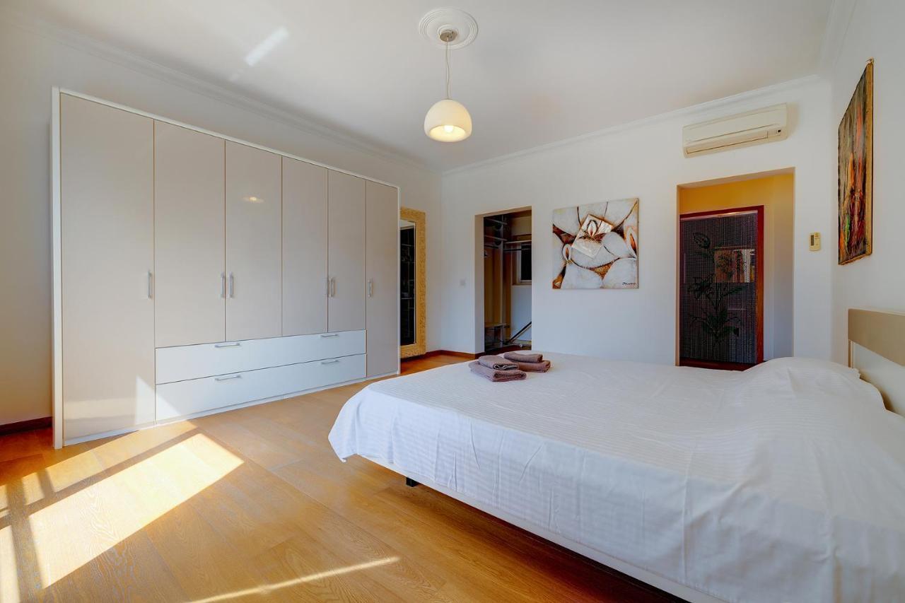 Seafront Apartment In Sliema With Pool, Upmarket Complex المظهر الخارجي الصورة