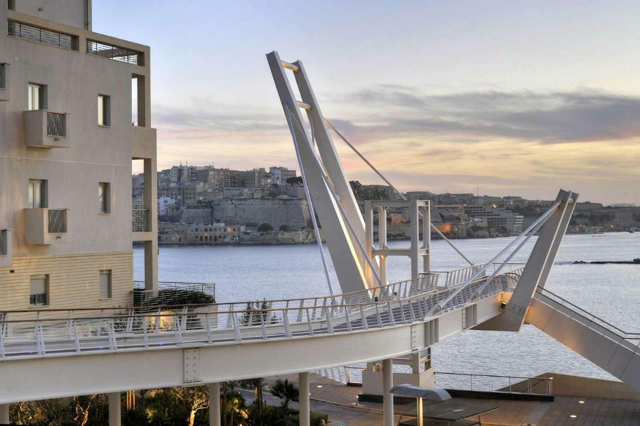 Seafront Apartment In Sliema With Pool, Upmarket Complex المظهر الخارجي الصورة