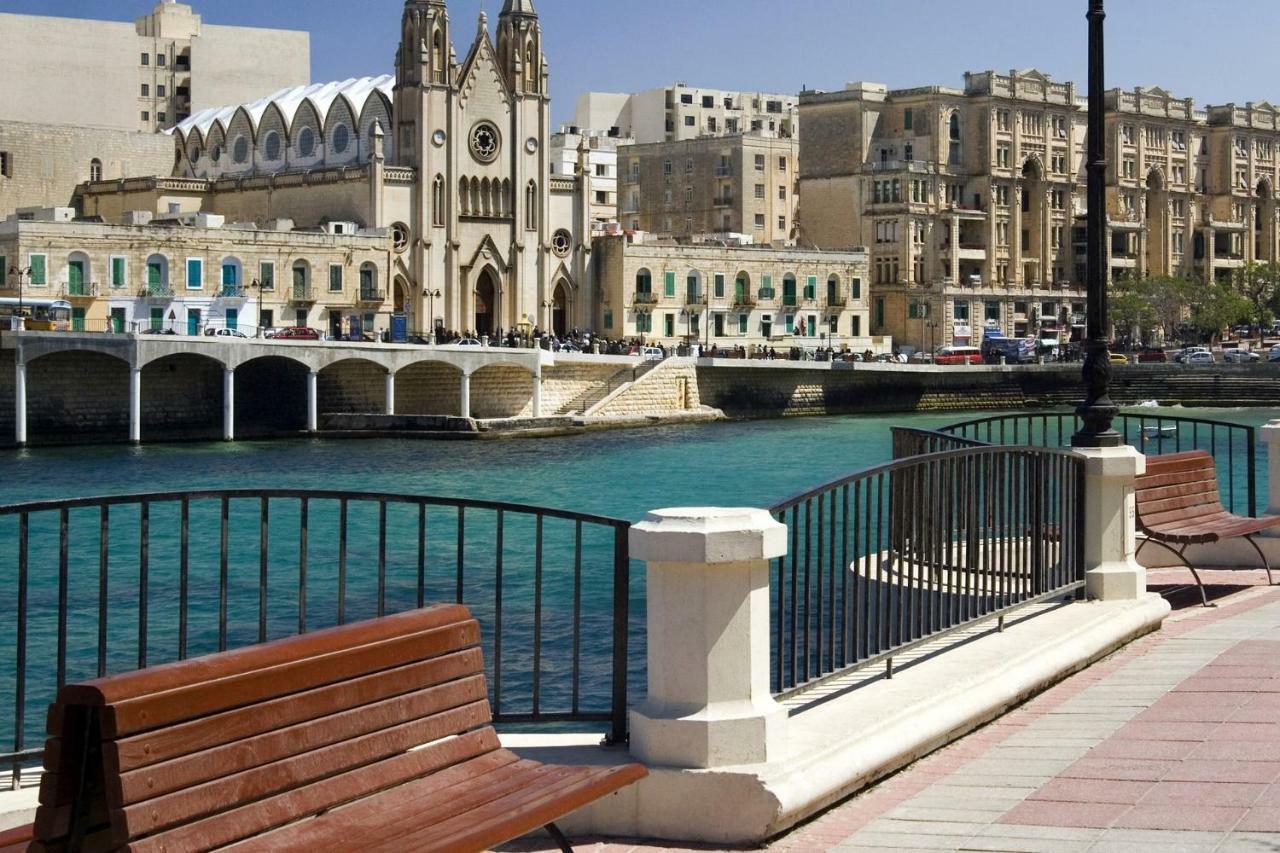 Seafront Apartment In Sliema With Pool, Upmarket Complex المظهر الخارجي الصورة