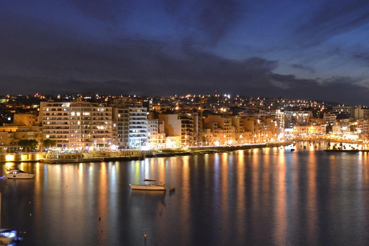Seafront Apartment In Sliema With Pool, Upmarket Complex المظهر الخارجي الصورة