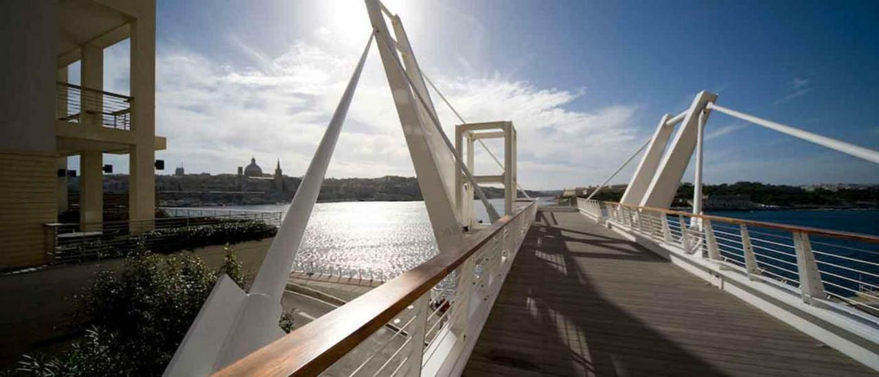 Seafront Apartment In Sliema With Pool, Upmarket Complex المظهر الخارجي الصورة
