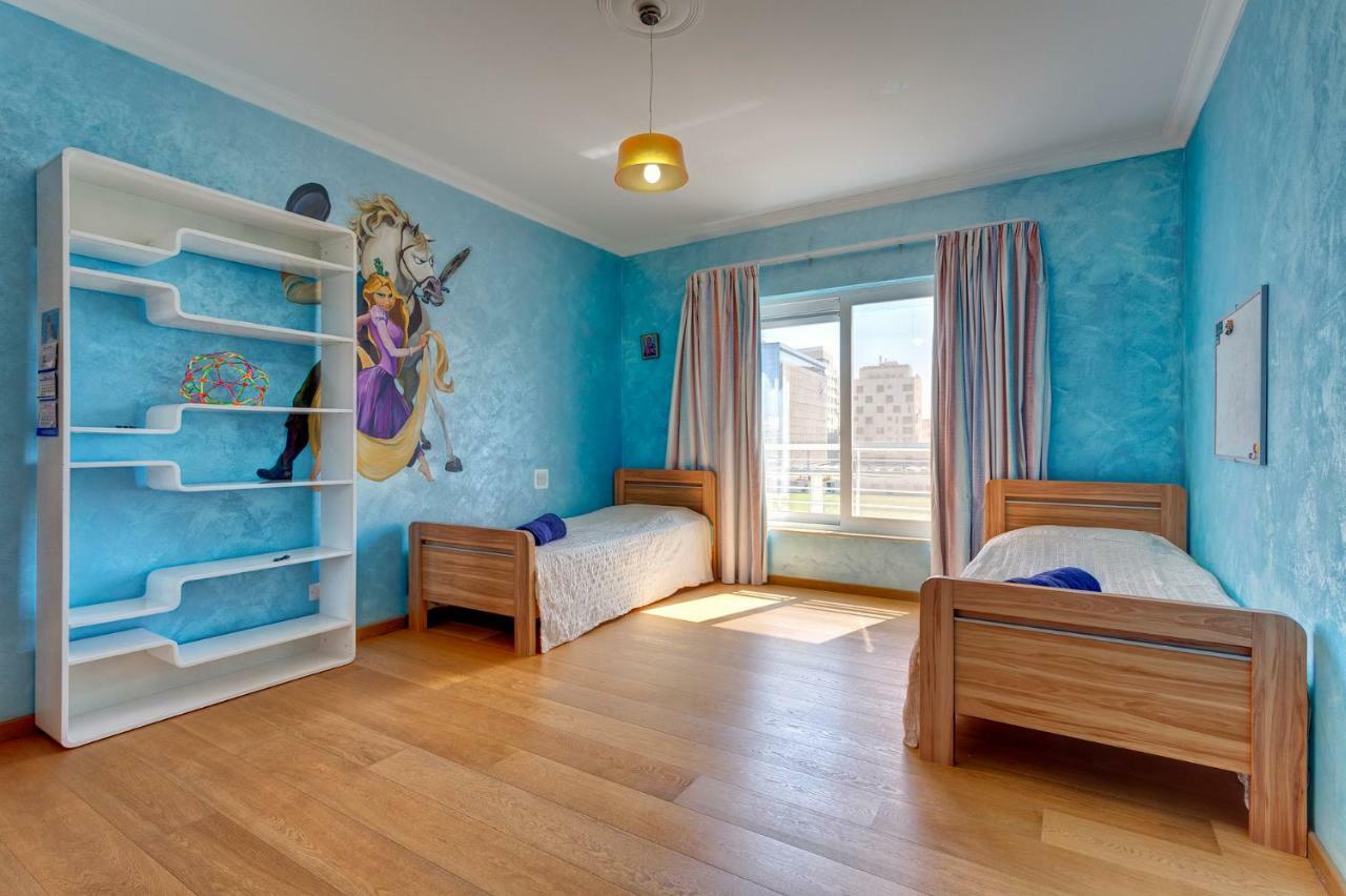 Seafront Apartment In Sliema With Pool, Upmarket Complex المظهر الخارجي الصورة