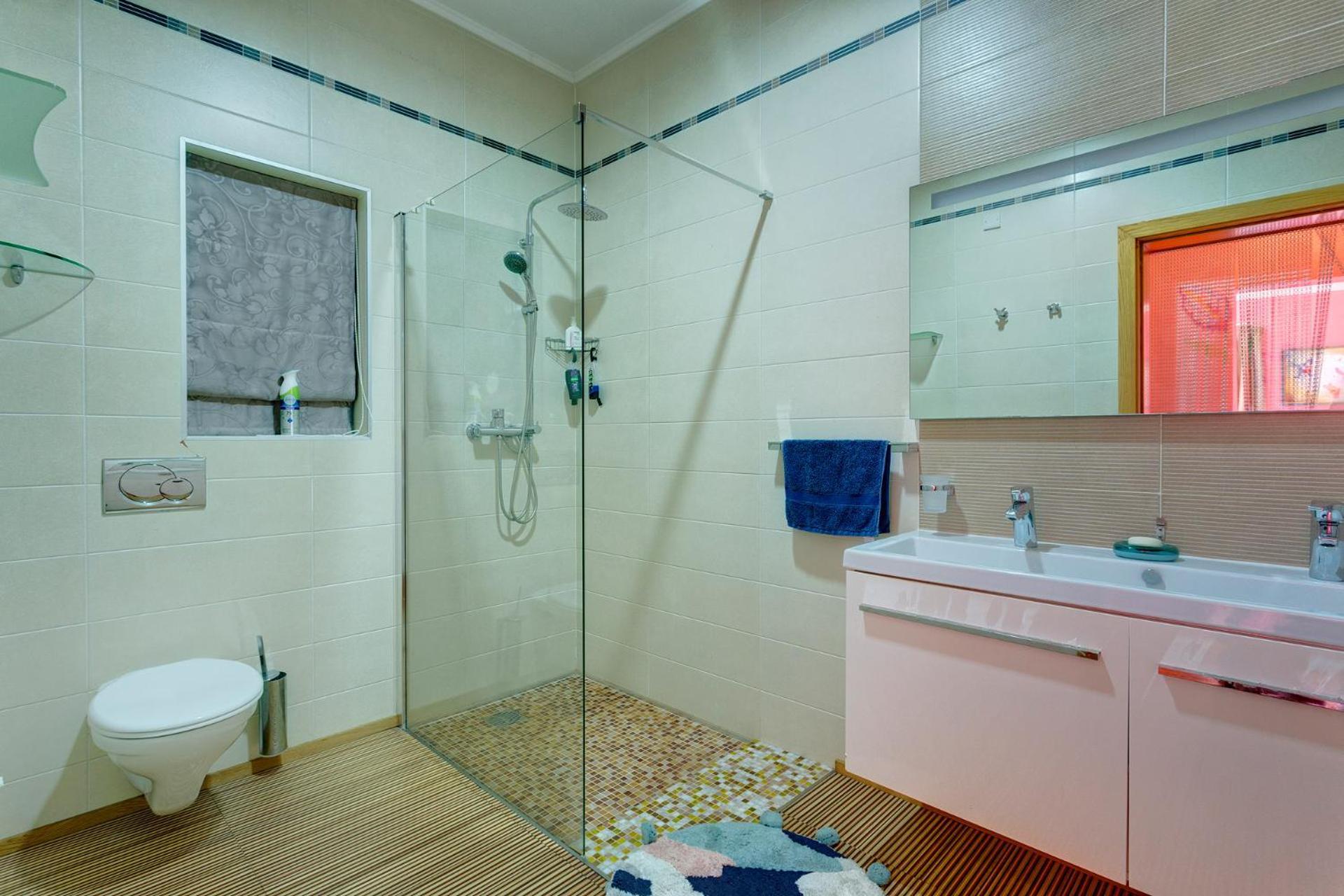Seafront Apartment In Sliema With Pool, Upmarket Complex المظهر الخارجي الصورة