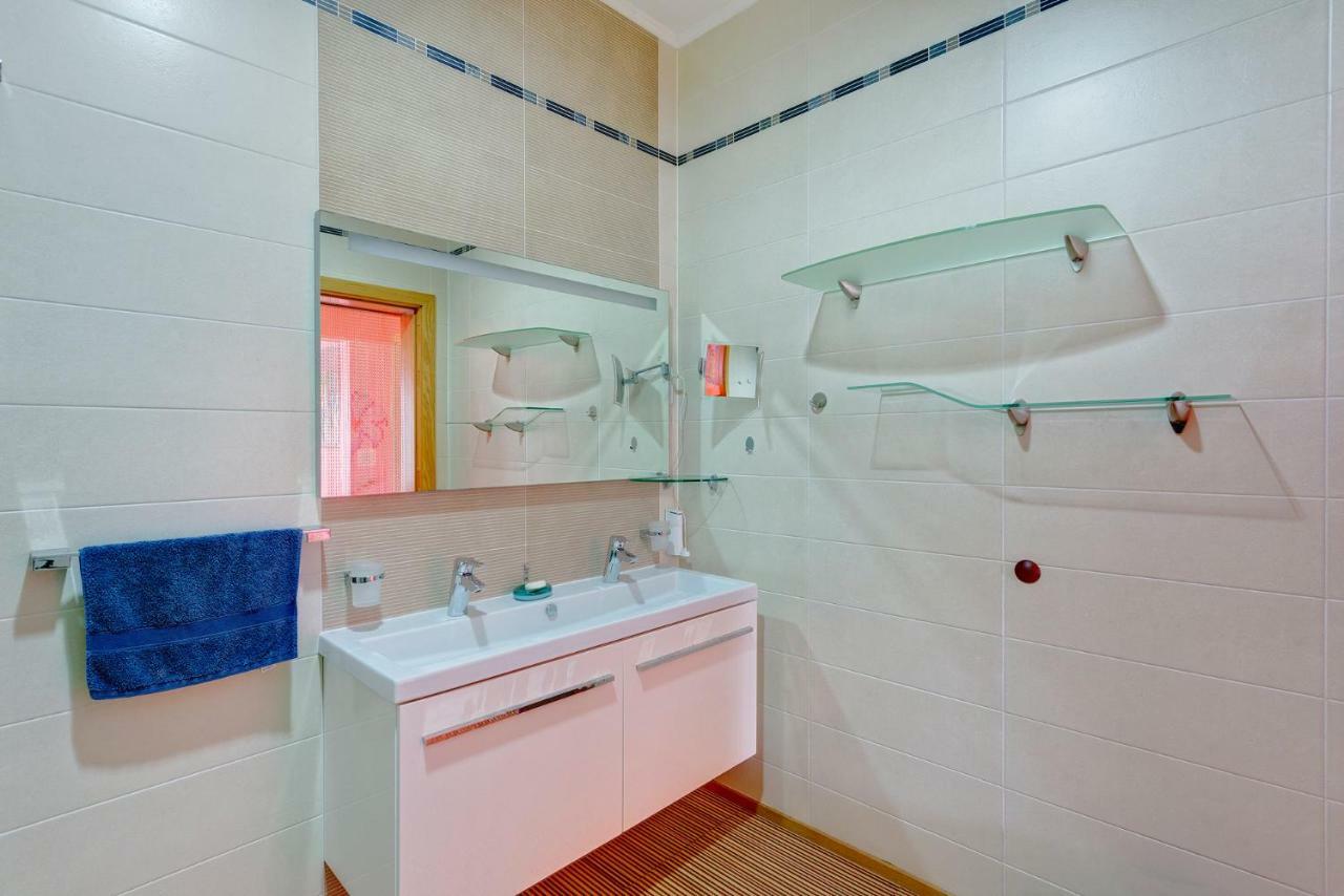 Seafront Apartment In Sliema With Pool, Upmarket Complex المظهر الخارجي الصورة