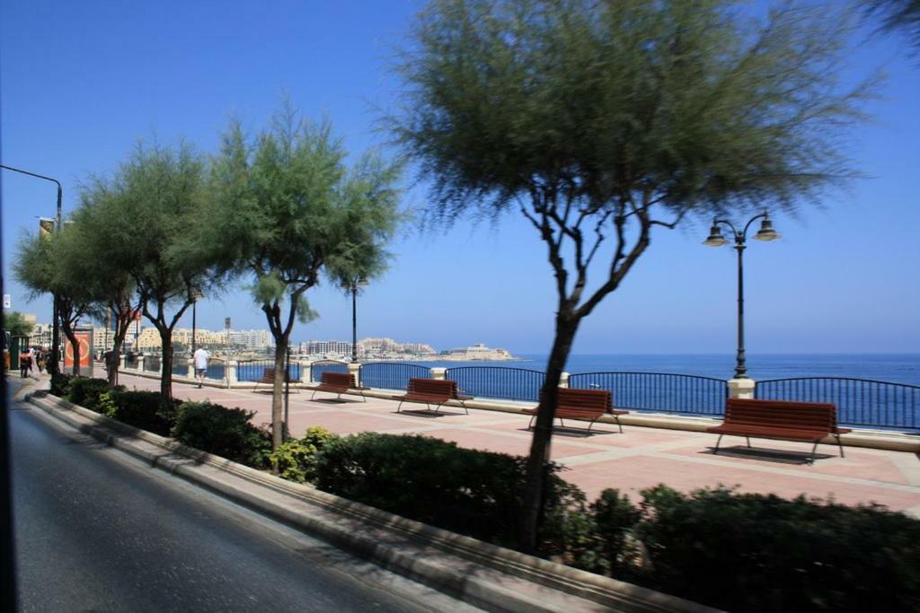 Seafront Apartment In Sliema With Pool, Upmarket Complex المظهر الخارجي الصورة