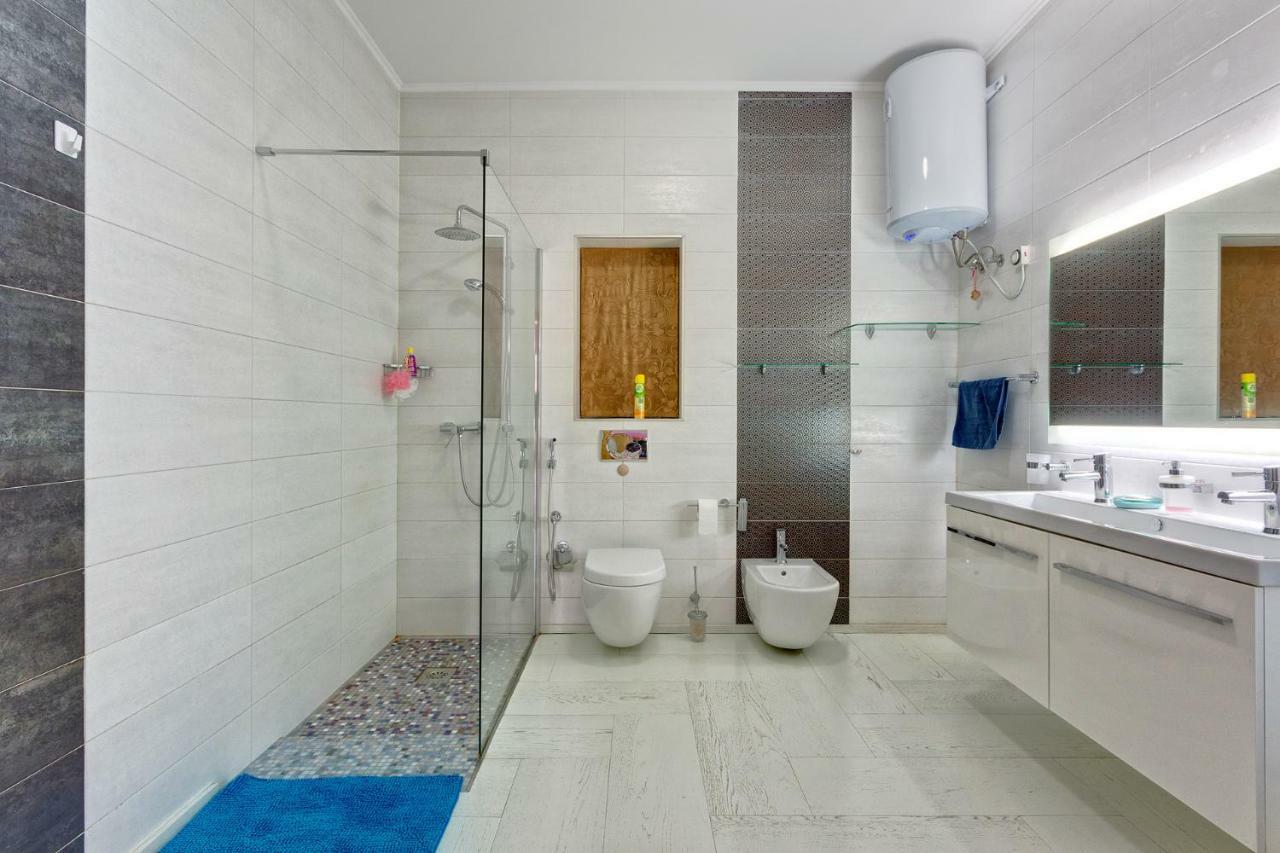 Seafront Apartment In Sliema With Pool, Upmarket Complex المظهر الخارجي الصورة
