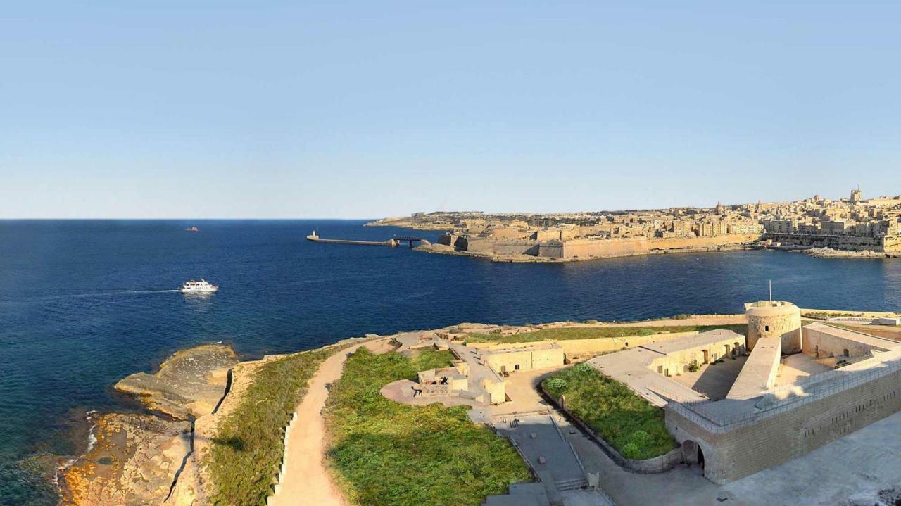 Seafront Apartment In Sliema With Pool, Upmarket Complex المظهر الخارجي الصورة