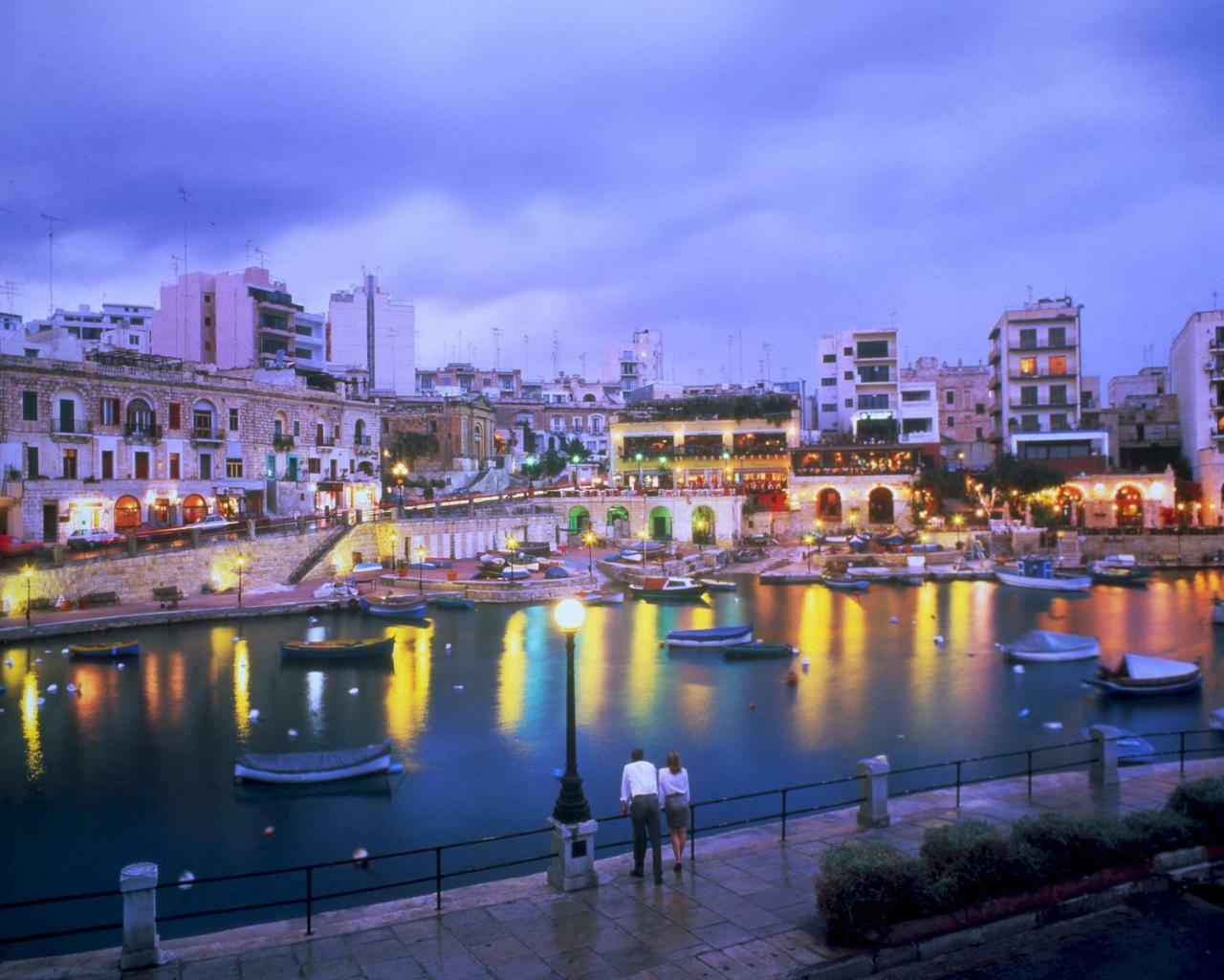 Seafront Apartment In Sliema With Pool, Upmarket Complex المظهر الخارجي الصورة