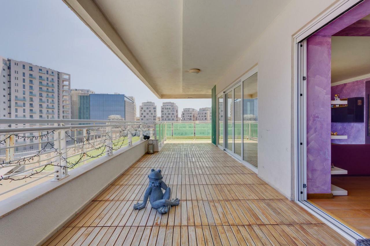 Seafront Apartment In Sliema With Pool, Upmarket Complex المظهر الخارجي الصورة